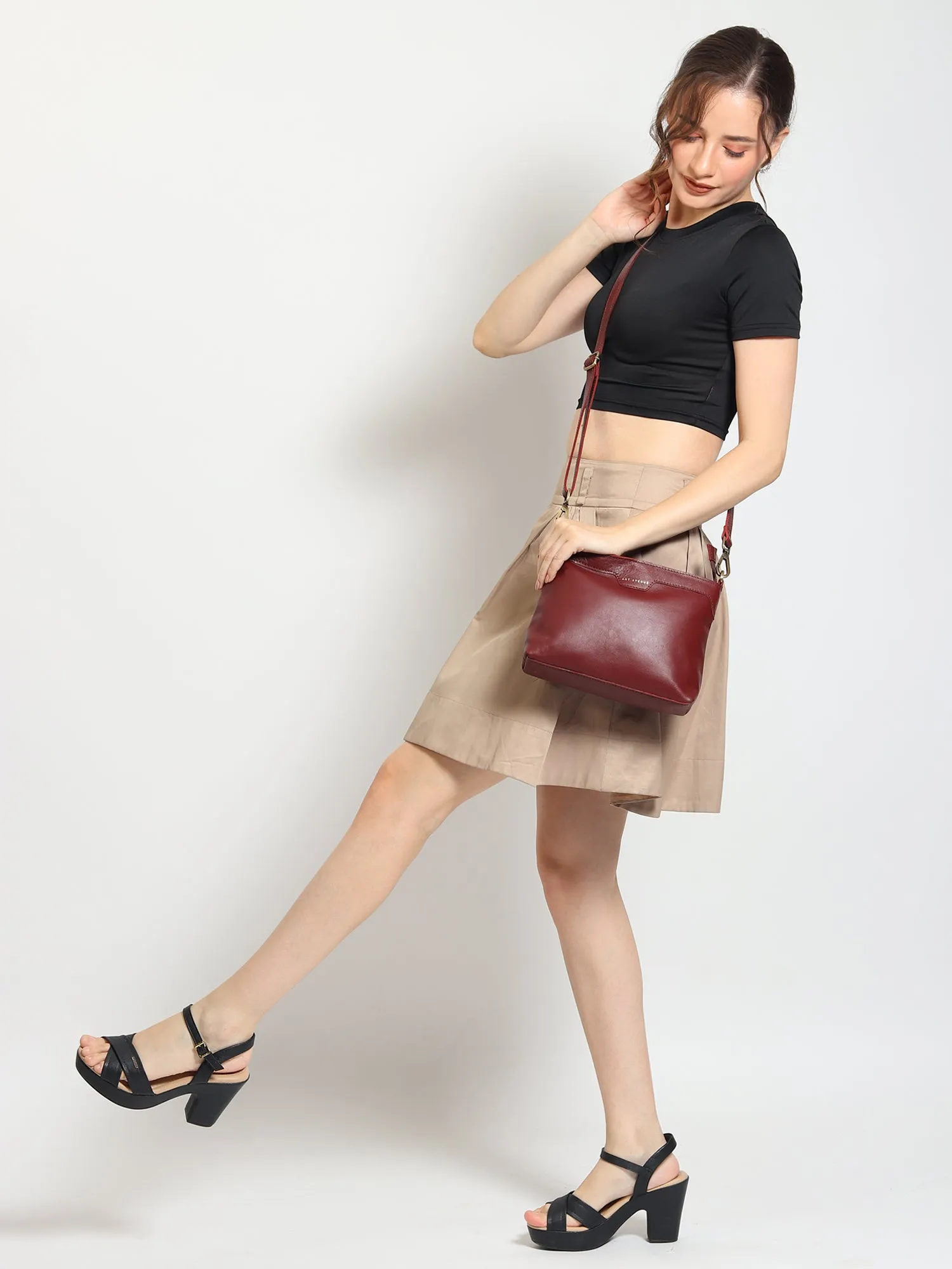 LADISLAO - LEATHER SLING BAG