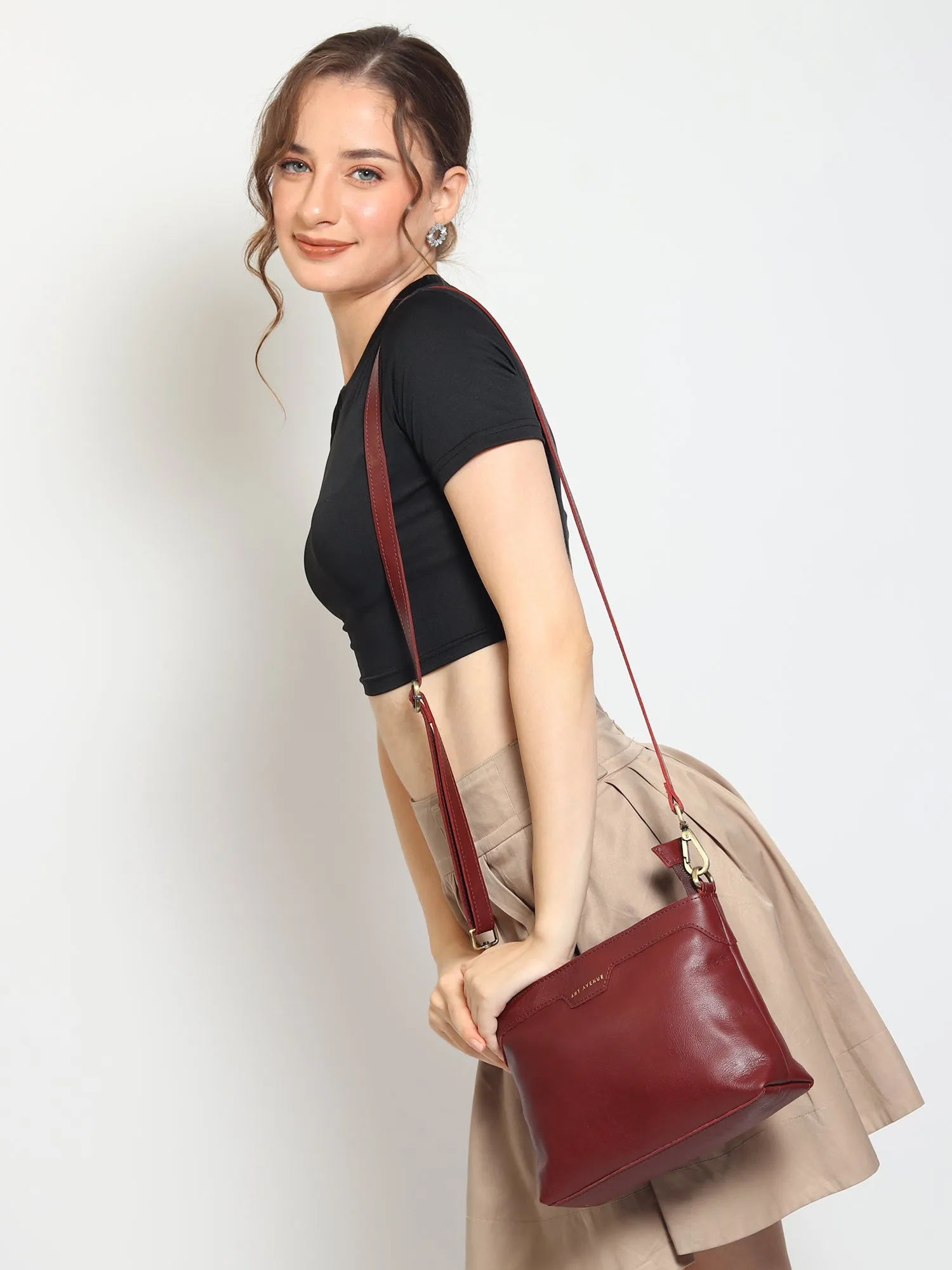 LADISLAO - LEATHER SLING BAG