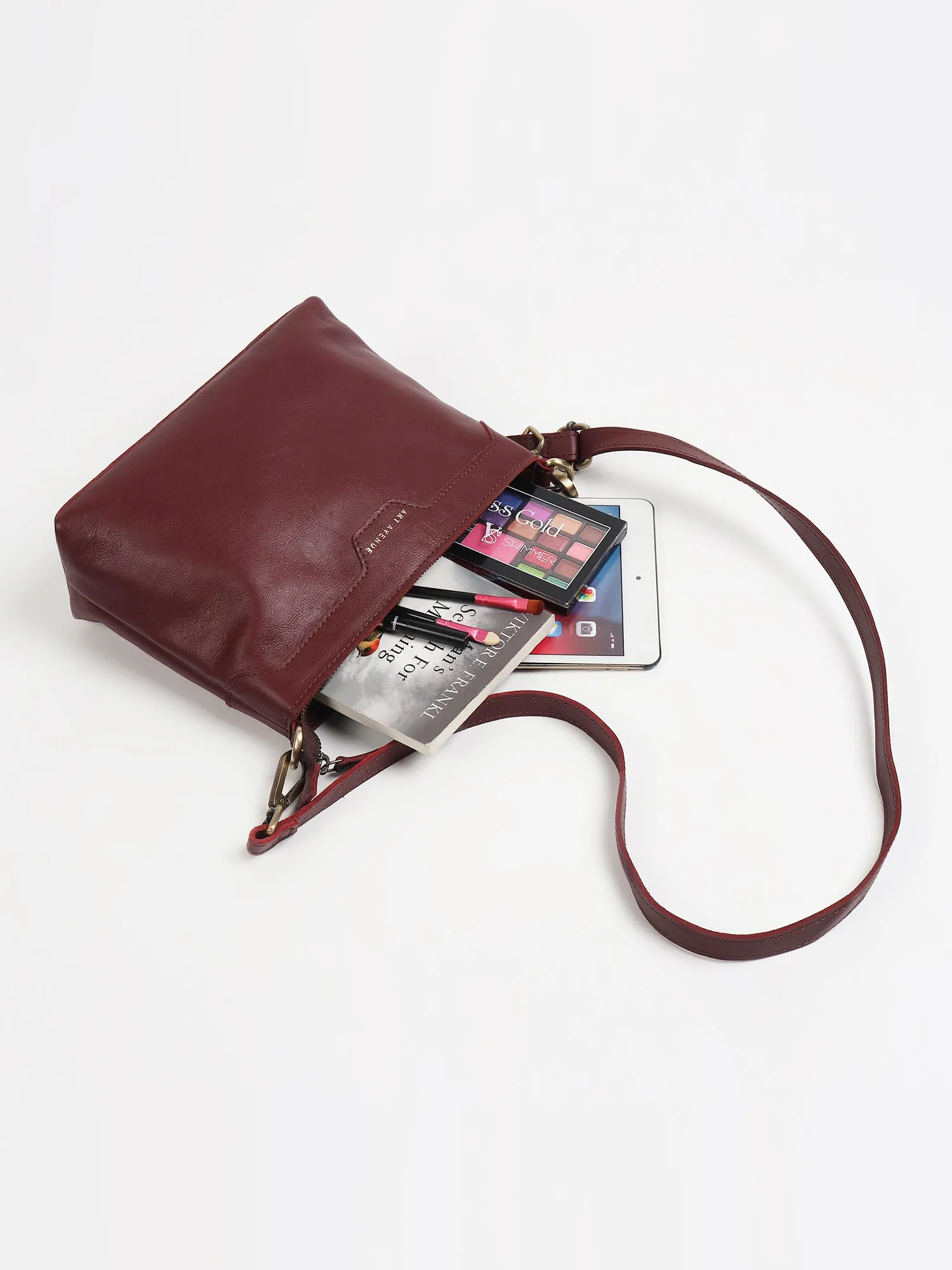LADISLAO - LEATHER SLING BAG